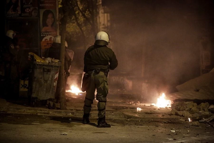 Κουκουλοφόροι πέταξαν μολότοφ σε διμοιρία ΜΑΤ στο Πολυτεχνείο